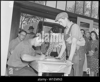 Hayward, Californie. Les jeunes sur le soulagement. Obtenir sa carte d'excédents autorisé. Il est venu en Californie il y a deux ans de Kansas, où il avait perdu sa ferme. Il a une femme et deux enfants et est prête à faire n'importe quel genre de travail s'il peut le trouver Banque D'Images