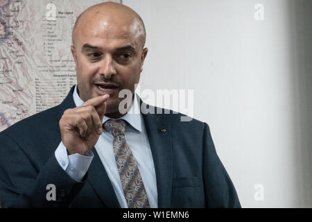 Jérusalem, Israël. 2 juillet, 2019. ASHRAF AL GHANEM, directeur général de l'entreprise de meubles Al Ghanem à Hébron, un membre de la délégation palestinienne à l'Juin 2019 Atelier économique menée par les Etats-Unis au Bahrein, rencontre la presse à Jérusalem l'Autorité palestinienne craignant vengance. Les PA ont boycotté la "Paix à la prospérité' workshop affirmant que c une tentative d'acheter les aspirations politiques palestiniens. Al Ghanem réside actuellement à un endroit tenu secret par crainte de l'arrestation imminente. Credit : Alon Nir/Alamy Live News. Banque D'Images