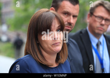 Mère Jenny Dees et père Andrew Metcalf, les parents de Stanley Metcalf arrivent à faire une déclaration aux médias en dehors de Sheffield Crown Court après Albert Grannon a été emprisonné pendant trois ans après avoir tué ses six ans, petit-fils comme il a vérifié sa carabine à air sans licence. Banque D'Images
