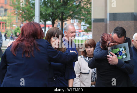 Mère Jenny Dees et père Andrew Metcalf, les parents de Stanley Metcalf après avoir fait une déclaration aux médias en dehors de Sheffield Crown Court après Albert Grannon a été emprisonné pendant trois ans après avoir tué ses six ans, petit-fils comme il a vérifié sa carabine à air sans licence. Banque D'Images