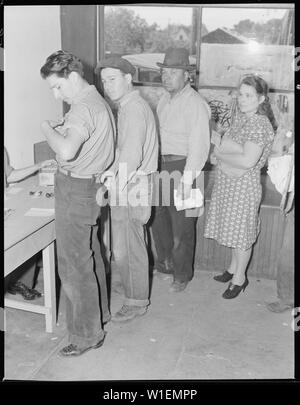 Hayward, Californie. Les jeunes sur le soulagement. À dans sa poche pour ses excédents de produits de carte. Ne pas avoir d'emploi est assez mauvaise, mais vous garder Goin' down et purty bientôt vous êtes ici et de l'esprit a disparu. Je tourne mon visage quand une personne que je connais très bien maintenant vient le long du trottoir. Il faut l'esprit lorsque vous êtes ici, et alors vous n'avez pas rien. Banque D'Images