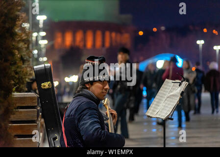 Musicien de rue joue de la guitare sur une rue au centre d'Erevan. Banque D'Images