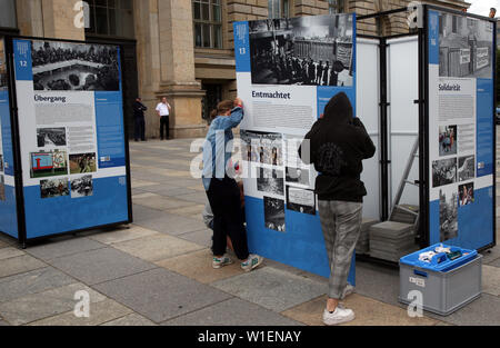 Berlin, Allemagne. 07 juillet, 2019. En face de la Chambre des représentants, des panneaux d'information seront installées pour marquer le 30e anniversaire de la chute du Mur de Berlin. L'exposition en plein air commémore la révolution pacifique il y a 30 ans. Plus de 100 photos, documents et textes sont présentés sur 20 cartes. Credit : Wolfgang Kumm/dpa/Alamy Live News Banque D'Images