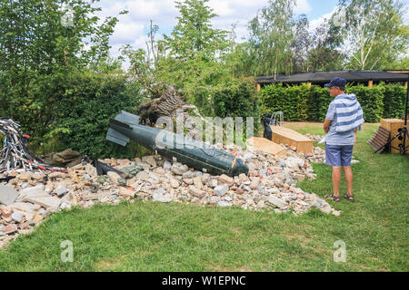 Wimbledon Londres, Royaume-Uni. 2 juillet 2019 un visiteur consulte Chaos calme au milieu du show garden RHS Hampton Court Garden festival. Credit : amer ghazzal/Alamy Live News Banque D'Images