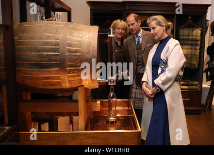 Le comte et la Comtesse de Forfar pour une bouteille de whisky avant la dégustation de whisky comme ils visiter la distillerie de Whisky Glenfiddich à Dufftown. Banque D'Images