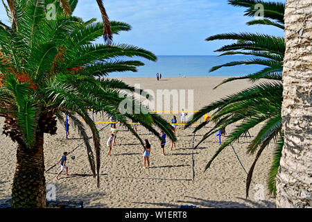 Lanzarote Puerto del Carmen au volley-ball sur la plage avec un ciel bleu et des palmiers Banque D'Images