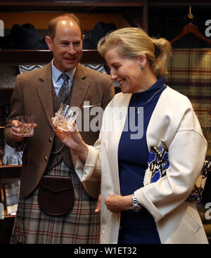 Le comte et la Comtesse de Forfar pour une bouteille de whisky avant la dégustation de whisky comme ils visiter la distillerie de Whisky Glenfiddich à Dufftown. Banque D'Images