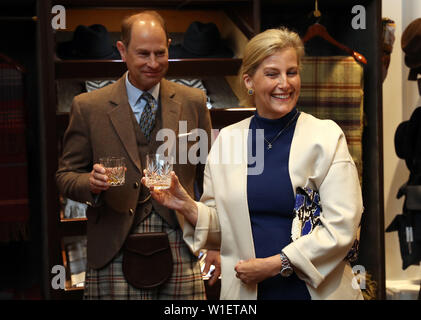 Le comte et la Comtesse de Forfar pour une bouteille de whisky avant la dégustation de whisky comme ils visiter la distillerie de Whisky Glenfiddich à Dufftown. Banque D'Images