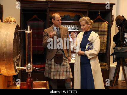 Le comte et la Comtesse de Forfar pour une bouteille de whisky avant la dégustation de whisky comme ils visiter la distillerie de Whisky Glenfiddich à Dufftown. Banque D'Images