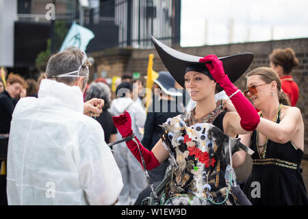 Des manifestants de rébellion d'extinction se préparent à prendre part à une marche de protestation devant les bureaux des grandes compagnies pétrolières à Londres. Banque D'Images