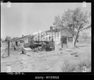 Accueil de Manuel Alcala, mineur, vivant en société de projet d'habitation. Au centre gauche de photo M. Alcala est vu l'excavation pour l'aisance qu'il va installer lui-même. Carburant, Société nationale mine Monarch, Broomfield, Colorado, Boulder Comté. Banque D'Images