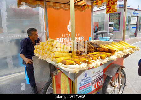 Istanbul, Istanbul Province / Turquie : 19 avril, 2016 : vendeur de rue à Istanbul la vente du célèbre et typique des épis de maïs de son chariot stall Banque D'Images