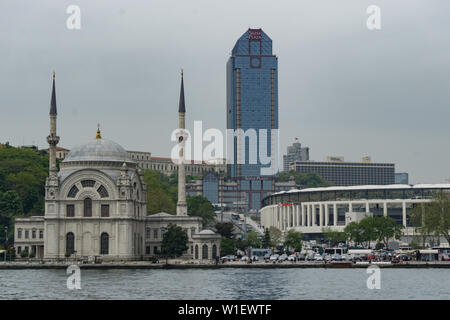 Istanbul, Istanbul Province / Turquie : 19 avril, 2016 : la mosquée de Dolmabahçe et hôtel Ritz-Carlton avec Vodafone Park à Istanbul Banque D'Images