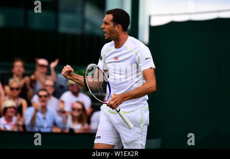 James Ward pendant son match contre Nikoloz Basilashvili le deuxième jour de la Wimbledon à l'All England Lawn Tennis et croquet Club, Wimbledon. Banque D'Images