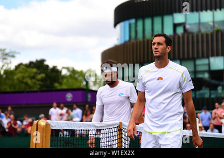 James Ward (à droite) après sa défaite à Nikoloz Basilashvili le deuxième jour des championnats de Wimbledon au All England Lawn tennis and Croquet Club, Wimbledon. Banque D'Images