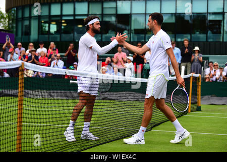 James Ward (à droite) après sa défaite à Nikoloz Basilashvili le deuxième jour des championnats de Wimbledon au All England Lawn tennis and Croquet Club, Wimbledon. Banque D'Images