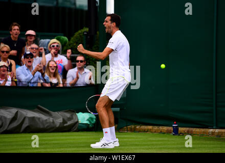 James Ward pendant son match contre Nikoloz Basilashvili le deuxième jour de la Wimbledon à l'All England Lawn Tennis et croquet Club, Wimbledon. Banque D'Images