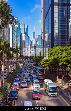 Les bâtiments et la circulation sur Glouceter Road, Wanchai, Hong Kong, SAR, Chine Banque D'Images