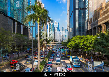 Les bâtiments et la circulation sur Glouceter Road, Wanchai, Hong Kong, SAR, Chine Banque D'Images