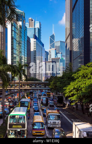 Les bâtiments et la circulation sur Glouceter Road, Wanchai, Hong Kong, SAR, Chine Banque D'Images