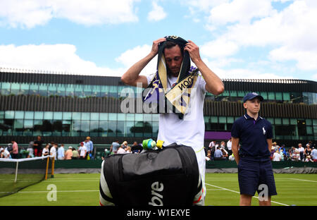 James Ward après sa défaite à Nikoloz Basilashvili le deuxième jour de la Wimbledon à l'All England Lawn Tennis et croquet Club, Wimbledon. Banque D'Images