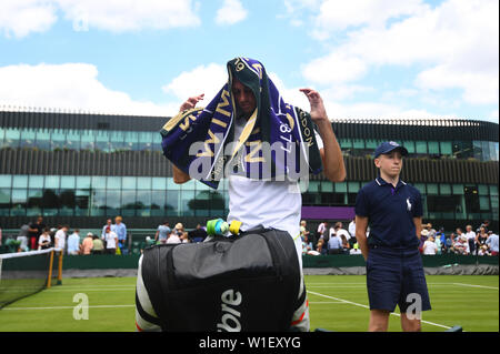 James Ward après sa défaite à Nikoloz Basilashvili le deuxième jour de la Wimbledon à l'All England Lawn Tennis et croquet Club, Wimbledon. Banque D'Images