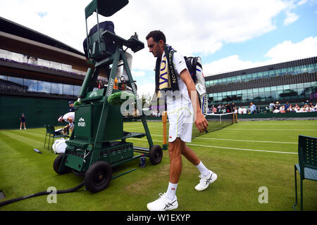 James Ward après sa défaite à Nikoloz Basilashvili le deuxième jour de la Wimbledon à l'All England Lawn Tennis et croquet Club, Wimbledon. Banque D'Images