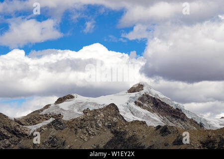 Nevado Ishinca pic de montagne dans la cordillère centrale Blanca dans les Andes du Pérou sous un ciel expressif Banque D'Images