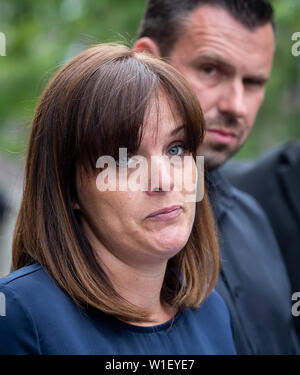 Mère Jenny Dees et père Andrew Metcalf tenant une photo de Stanley Metcalf, comme ils font une déclaration aux médias en dehors de Sheffield Crown Court après Albert Grannon a été emprisonné pendant trois ans après avoir tué ses six ans, petit-fils comme il a vérifié sa carabine à air sans licence. Banque D'Images