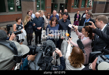 Mère Jenny Dees et père Andrew Metcalf tenant une photo de Stanley Metcalf, comme ils font une déclaration aux médias en dehors de Sheffield Crown Court après Albert Grannon a été emprisonné pendant trois ans après avoir tué ses six ans, petit-fils comme il a vérifié sa carabine à air sans licence. Banque D'Images