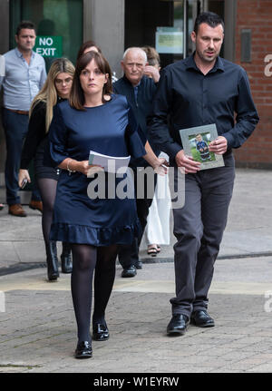 Mère Jenny Dees et père Andrew Metcalf tenant une photo de Stanley Metcalf, arriver à faire une déclaration aux médias en dehors de Sheffield Crown Court après Albert Grannon a été emprisonné pendant trois ans après avoir tué ses six ans, petit-fils comme il a vérifié sa carabine à air sans licence. Banque D'Images