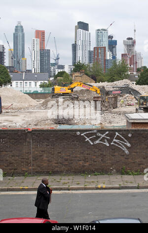 La démolition des bâtiments près de neuf Elms zone de régénération dans le sud de Londres. 26 juin, 2019 Banque D'Images