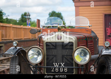 Kidderminster, UK. 29 Juin, 2019. Severn Valley Railways l'étape retour vers les années 40' s'équipe d'un fabuleux début de ce week-end avec des reconstitutions historiques costumés jouer leur rôle en fournissant une authentique re de la Grande-Bretagne pendant la guerre. Véhicules Vintage aussi prendre leur place de garée à plusieurs des SVR vintage gare le long de la ligne du patrimoine. Credit : Hudson Lee Banque D'Images