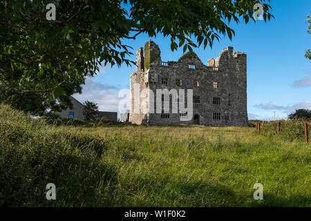 Un énorme à la Spooky magnifiques ruines d'un château irlandais, dans le comté de Ennis, Irlande, personne à l'image Banque D'Images