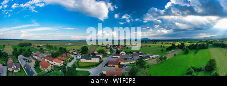 Campagne européenne de l'air, village de plaine pannonienne, Dravsko polje, Slovénie, paysage rural et traditionnel de petits villages avec des maisons Banque D'Images