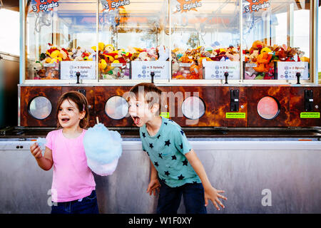 Photo d'un frère et sœur de manger une grande barbe à un parc d'amusement. Banque D'Images