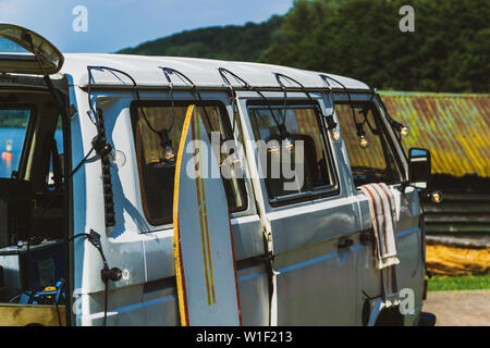 Vintage Car bus avec les ampoules et planche de surf Banque D'Images
