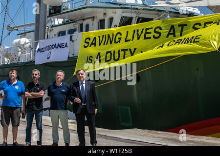 Palerme, Italie. 1er juillet 2019. Luca Casarini, Giuseppe Onufrio et Leoluca Orlando et le capitaine du Rainbow Warrior de Greenpeace. Crédit : Antonio Melita/Pacific Press/Alamy Live News Banque D'Images