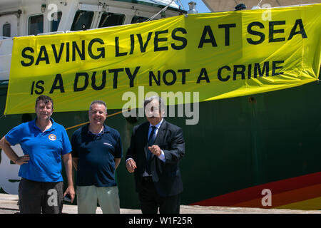 Palerme, Italie. 1er juillet 2019. Luca Casarini, Giuseppe Onufrio et Leoluca Orlando. Crédit : Antonio Melita/Pacific Press/Alamy Live News Banque D'Images