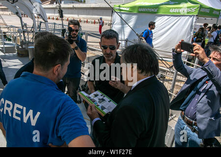 Palerme, Italie. 1er juillet 2019. Leoluca Orlando, Luca casarini avec le capitaine du Rainbow Warrior à Palerme pour la conférence de presse de Greenpeace. Crédit : Antonio Melita/Pacific Press/Alamy Live News Banque D'Images