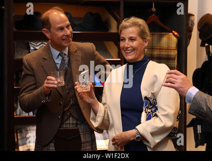 Le comte et la Comtesse de Forfar pour une bouteille de whisky avant la dégustation de whisky comme ils visiter la distillerie de Whisky Glenfiddich à Dufftown. Banque D'Images