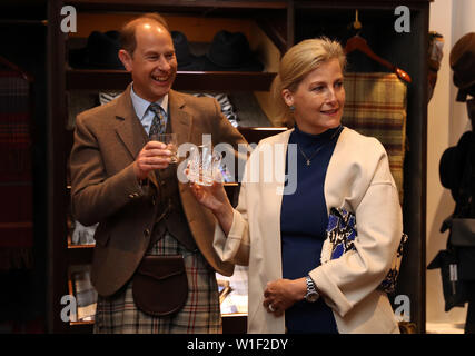 Le comte et la Comtesse de Forfar pour une bouteille de whisky avant la dégustation de whisky comme ils visiter la distillerie de Whisky Glenfiddich à Dufftown. Banque D'Images