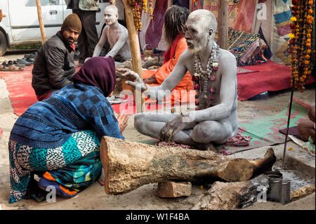 Bénédiction Sadhu dévots, pour un usage éditorial uniquement, Allahabad Kumbh Mela, le plus grand rassemblement religieux, de l'Uttar Pradesh, Inde Banque D'Images