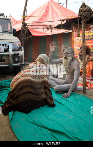 Bénédiction Sadhu dévots, pour un usage éditorial uniquement, Allahabad Kumbh Mela, le plus grand rassemblement religieux, de l'Uttar Pradesh, Inde Banque D'Images