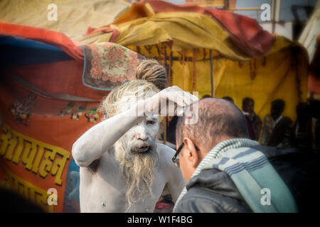 Bénédiction Sadhu dévots, pour un usage éditorial uniquement, Allahabad Kumbh Mela, le plus grand rassemblement religieux, de l'Uttar Pradesh, Inde Banque D'Images