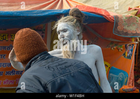 Bénédiction Sadhu dévots, pour un usage éditorial uniquement, Allahabad Kumbh Mela, le plus grand rassemblement religieux, de l'Uttar Pradesh, Inde Banque D'Images