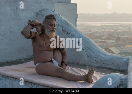 Rome Baba pratiquant le yoga, pour un usage éditorial uniquement, Allahabad Kumbh Mela, le plus grand rassemblement religieux, de l'Uttar Pradesh, Inde Banque D'Images