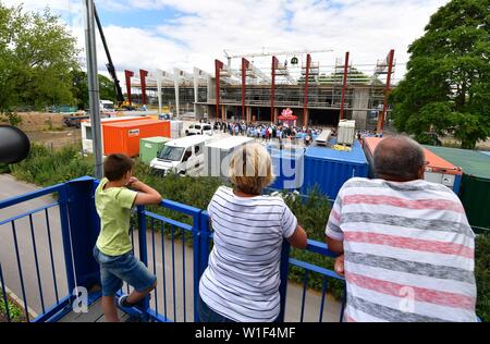 Erfurt, Allemagne. 07 juillet, 2019. Trois visiteurs du stand egapark sur une plate-forme d'observation et de regarder la cérémonie à l'avenir de désert et de jungle house 'Danakil'. Les plus de 2000 mètre carré Klimahaus est de devenir l'attraction de l'Horticole Fédérale 2021 Show. Dans deux bâtiments reliés, les conditions climatiques d'un désert et une jungle sont simulées. Crédit : Martin Schutt/dpa-Zentralbild/dpa/Alamy Live News Banque D'Images