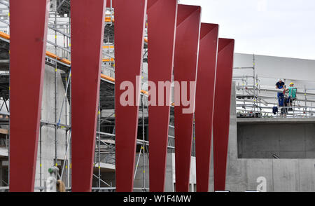 Erfurt, Allemagne. 07 juillet, 2019. Le jour de la cérémonie de la garniture, les travailleurs de la construction travaillent à l'avenir désert et jungle house 'Danakil' sur les terrains de l'egapark Erfurt. Les plus de 2000 mètres carrés grand Klimahaus est de devenir l'attraction de l'Horticultural fédéral Show (Buga) 2021. Dans deux bâtiments reliés, les conditions climatiques d'un désert et une jungle sont simulées. Crédit : Martin Schutt/dpa-Zentralbild/ZB/dpa/Alamy Live News Banque D'Images