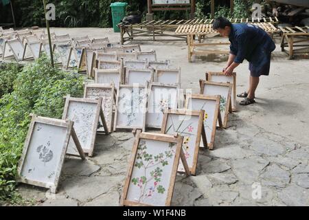 Danzhai, province du Guizhou en Chine. 1er juillet 2019. Un artisan en sèche du papier fait avec des techniques traditionnelles dans le village de Shiqiao Danzhai County, au sud-ouest de la province du Guizhou, en Chine, le 1 juillet, 2019. Shiqiao Village est célèbre pour le patrimoine culturel immatériel national traditionnel de fabrication de papier. Au cours des dernières années, les papetiers ont combiné des techniques traditionnelles avec l'innovation culturelle, faisant de l'art ancien un eye-catcher dans l'industrie du tourisme. Credit : Ou Dongqu/Xinhua/Alamy Live News Banque D'Images